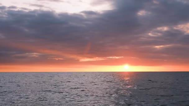 Una Hermosa Puesta Sol Naranja Sobre Paisaje Marino — Vídeo de stock