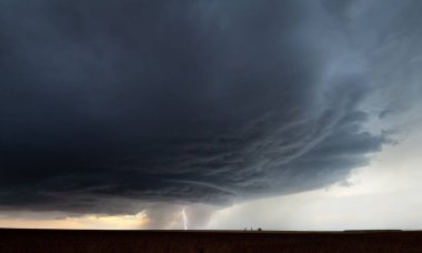 Teksas 'ta bulutlu gökyüzünde bir gece fırtınasının manzarası