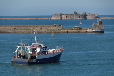 Cherbourg, Fransa limanı yakınlarındaki mavi deniz manzaralı bir tekne manzarası.