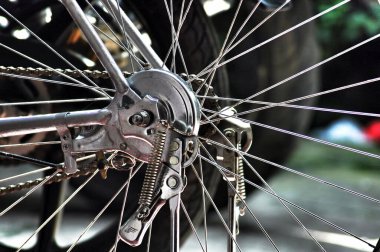 Bir bisikletin arka tekerinin yakın plan çekimi.