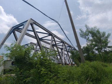 Nehrin üzerindeki demiryolu köprüsü inşaatı