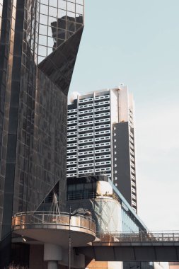 Bir gökdelen binasının manzaralı bir görüntüsü.