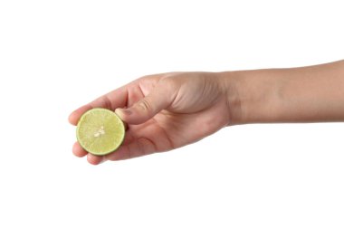 Beyaz arka planda yarım limon tutan bir el.
