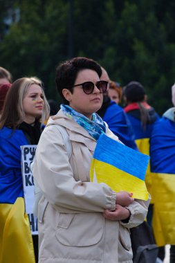 2022 'de Rusya' nın Ukrayna 'nın Cumhuriyet Meydani, Türkiye' deki işgalini protesto eden bir kalabalık