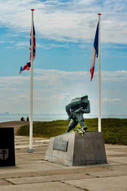 İkinci Dünya Savaşı 'ndan kalma bir asker heykelinin sahildeki dikey çekimi.