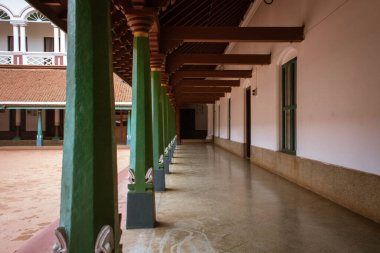 Karaikudi, Tamil Nadu, Hindistan yakınlarındaki Chettinad 'da eski bir ev.