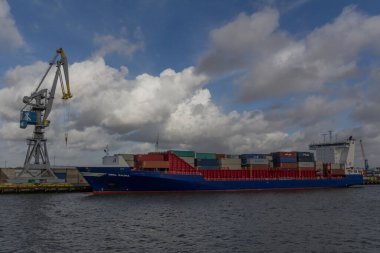 Rotterdam, Hollanda limanında kargo yüklü bir geminin görüntüsü.