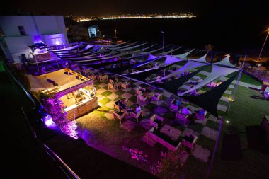 Mor neon ışıklı teras restoranı