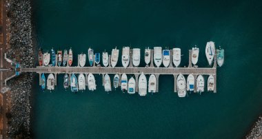 Reunion Adası 'ndaki bir rıhtımda sıralanmış teknelerin havadan çekilmiş görüntüleri.