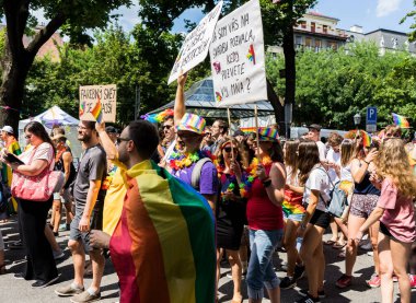 Avrupa 'da gökkuşağı bayraklı LGBTQ topluluğu için insanlar eşit haklar için yürüyor
