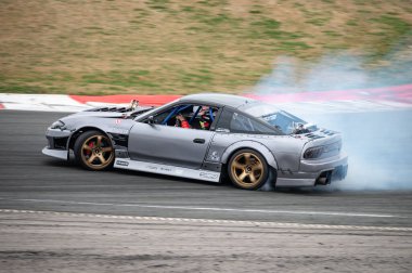 Nissan Silvia S135 yarış pistinde sürükleniyor, S13 S15