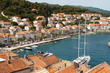 Dağların arkasındaki bir kasabanın yakınındaki körfezin havadan çekilmiş görüntüsü..