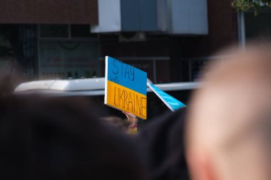 2022 'de Rusya' nın Ukrayna 'nın Cumhuriyet Meydani, Türkiye' deki işgalini protesto eden bir kalabalık