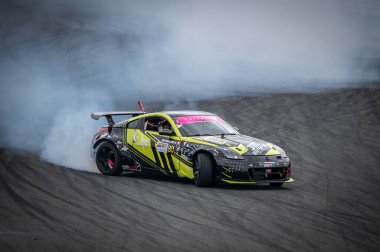 Nissan Z350 Navarra pistinde sürükleniyor.