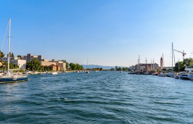 Hırvatistan 'ın Omis kentindeki Cetina nehrinin güzel bir manzarası