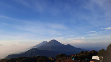 Bulutlu bir gökyüzünün altında güzel bir dağ katmanı.