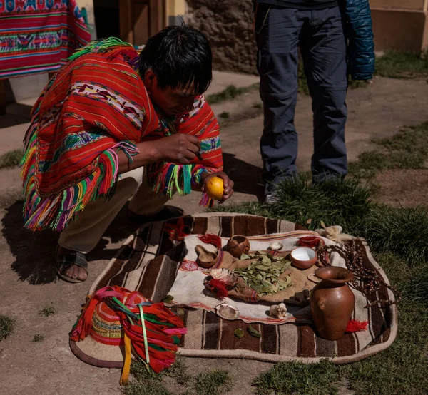 Homem Fazendo Ritual Tradicional Prosperidade Inca Perto Lares Peru — Fotografia de Stock