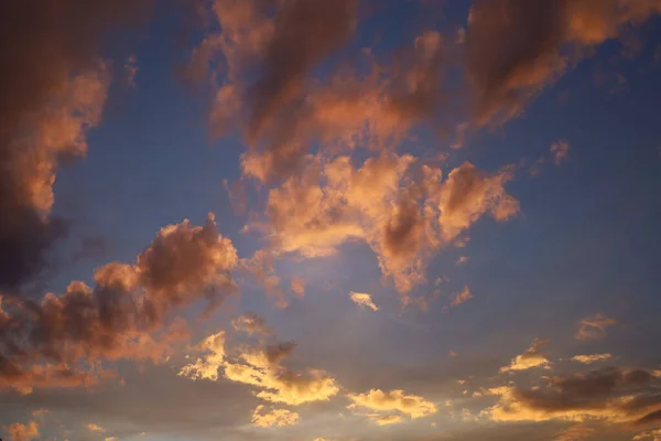 Low Angle Shot Pink Clouds Blue Sky Sunset — Stock Photo, Image