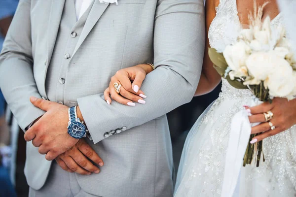 Close Noiva Noivo Com Braços Ligados Durante Casamento — Fotografia de Stock