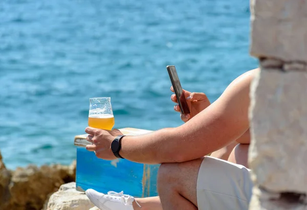 Primer Plano Hombre Sentado Bar Playa Tomando Una Foto Cerveza — Foto de Stock