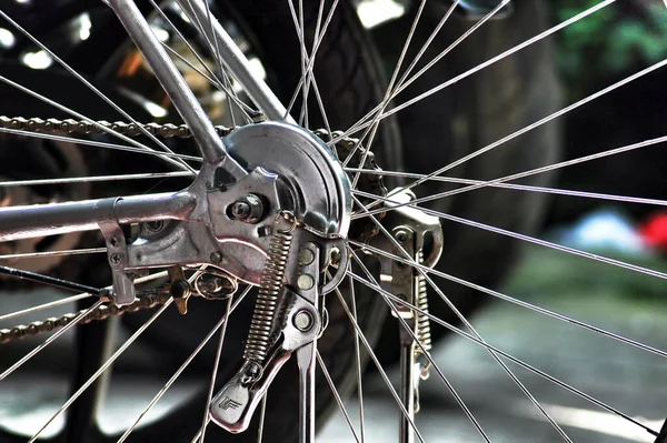 Bir bisikletin arka tekerinin yakın plan çekimi.