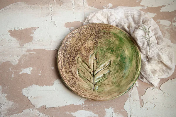 Primer Plano Los Viejos Utensilios Cocina Cerámica Con Paño Blanco —  Fotos de Stock