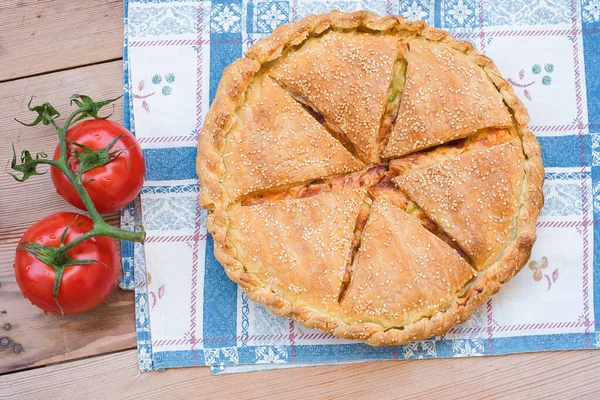 Bedekte Pizza Geknield Met Aromatische Boter Fijne Bloem Dit Bladerdeeg — Stockfoto