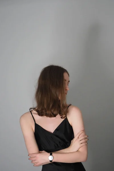 Een Closeup Van Een Meisje Een Modieuze Kleren Poseren Tegen — Stockfoto