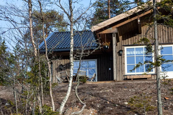明媚的阳光下森林地区山上的木制建筑 — 图库照片