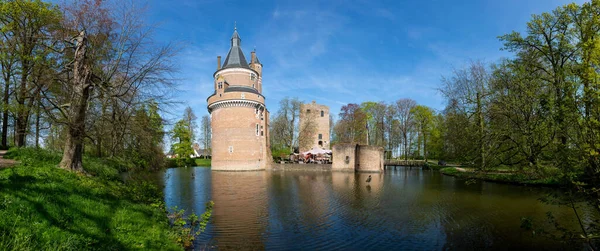 荷兰风景如画的杜尔斯泰德城堡的圆圆的童话塔 周围的护城河上有一座桥 — 图库照片