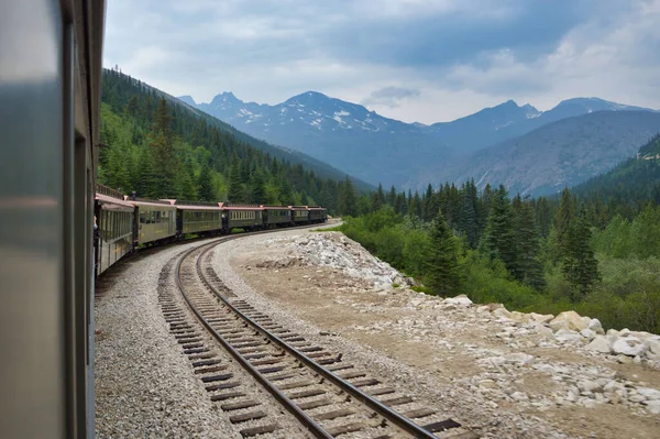 Alaska dağlarını geçen demiryolu treni.