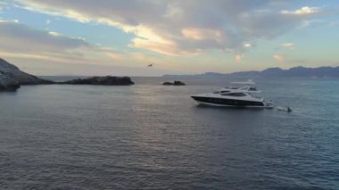Cortez Denizi 'nin etrafında yüzen tekne ve uçan kuşla birlikte havadan yavaş bir hareket.