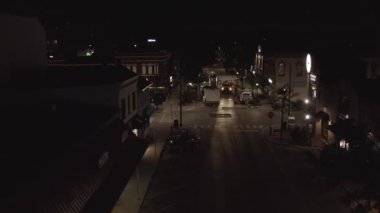 Naperville, Illinois, ABD 'de gece vakti rastgele bir caddenin hava görüntüsü