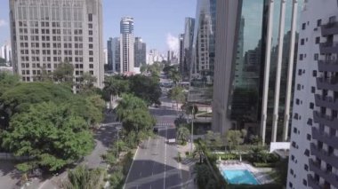 Sao Paulo Faria Lima Bulvarı ufuk çizgisi güzel şehir manzarası, hava aracı manzaralı modern kurumsal binalar. Şehir kavramı, mimari, kentsel.