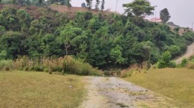 Uttarakhand, Bhimtal, Hindistan 'da bir dağ boyunca bir yürüyüş yolu.