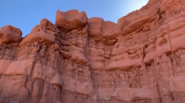 Goblin Vadisi eyalet parkındaki kayalık oluşumların mavi parlak gökyüzünün altındaki görüntüsü.