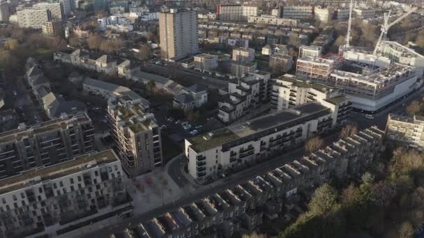 阳光明媚的早晨 从空中俯瞰一座现代城市的建筑物 — 图库视频影像