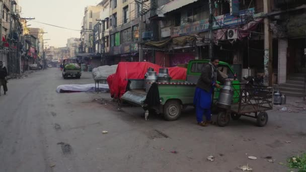 Hombre Paquistaní Cargando Latas Leche Taxi Saddar Bazar Ciudad Rawalpindi — Vídeo de stock