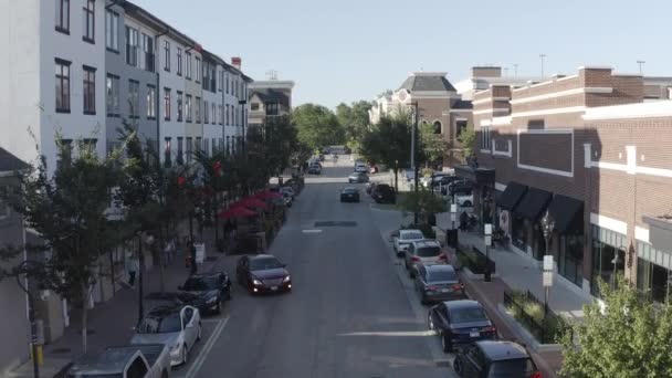 在阳光明媚的日子里 乘坐着汽车 现代建筑和人们步行的无人驾驶飞机轮流拍摄城市街道 — 图库视频影像