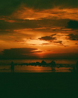 Gün batımında deniz manzarasının dikey görüntüsü..