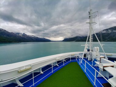 Alaska Dağları 'na yelken açan gemi resepsiyonu.