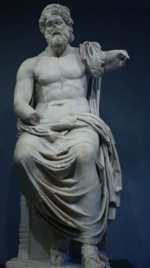 Getty Villa Müzesi 'nde kirletilmiş mermer bir Jüpiter (Zeus) heykelinin dikey çekimi