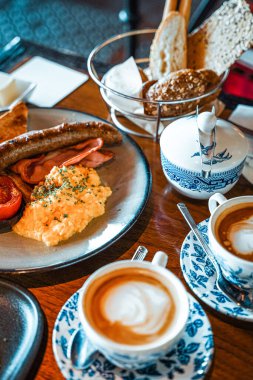 Çeşitli yemek türlerinin dikey çekimi - brunch ya da İngiliz kahvaltısı