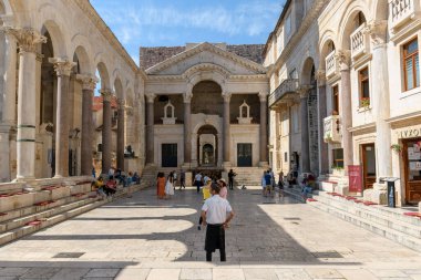 Hırvatistan 'ın Split kentindeki Peristyle of Diocletian' s Palace 'da bazı kişiler ve turistler