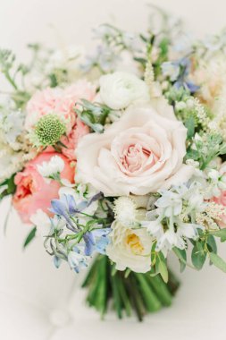 Güllü bir gelin buketinin yakın çekimi