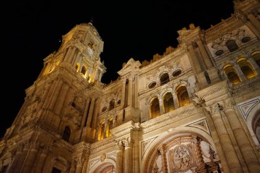 İspanya 'nın Malaga kentindeki eski bir binanın düşük açılı bir görüntüsü.