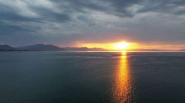 Gökyüzünde bulutlarla güzel bir günbatımı