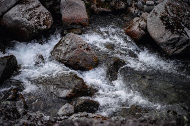 Kayalıklardaki bir derenin yüksek açılı görüntüsü.