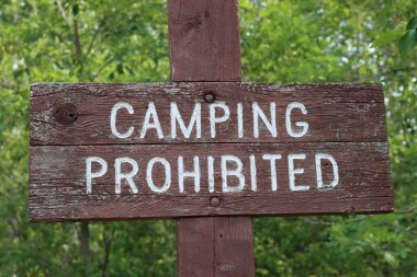 Manitoba, Caddy Gölü, Whiteshell İl Parkı 'nda kamp yasak levhası.
