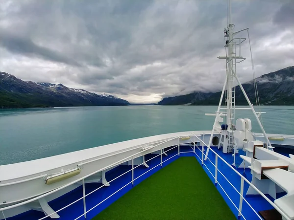 Alaska Dağları 'na yelken açan gemi resepsiyonu.